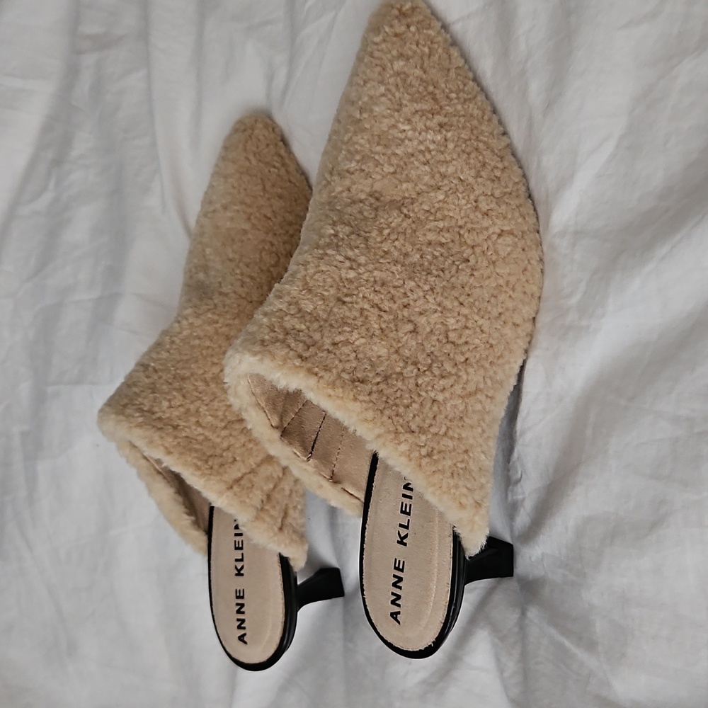 Anne Klein kitten heel whimsical faux fur mule  IFlex. Size 7